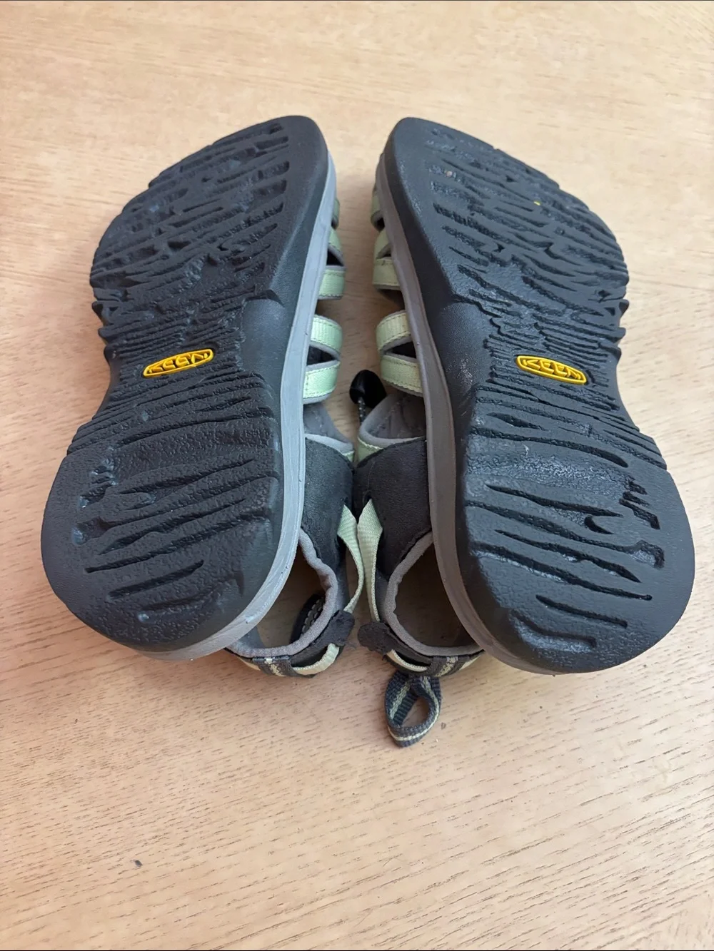 Keen-Style Women’s Closed-Toe Sandals in Light Green and Gray